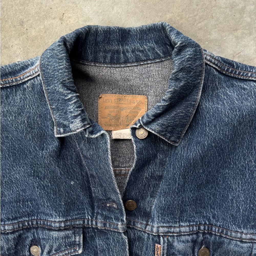 Vintage Classic Levi's medium wash denim jean jacket. - Picture 2 of 4